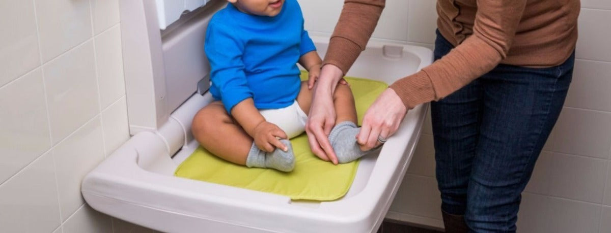 Cambiadores de pañales para bebé en baños públicos